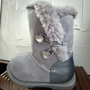 CALISTOGA grey faux fur heart side buttons Ugg-style boots cozy shoes toddler 8